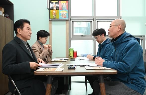 김동근 시장이 1월 8일 노인일자리 수행기관인 의정부시니어클럽(시설장 최재혁)을 방문해 관계자들과 소통하고 있다.