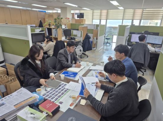 밀양시 관광진흥과에서 14일 경남소방본부를 방문해 요가컬처타운 리트릿 프로그램을 소개하고 있다.