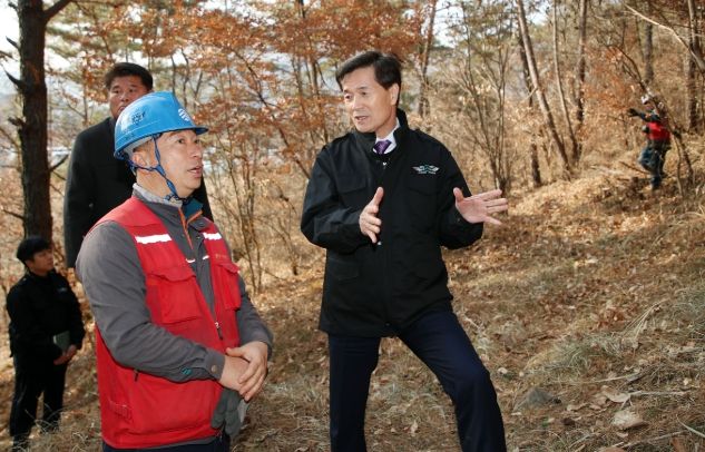 안병구 밀양시장은 14일 산외면 남기리 비학산 일원의 소나무재선충병 방제사업장을 방문해 현장을 점검하고 방제를 위해 고생하는 근로자들을 격려했다.