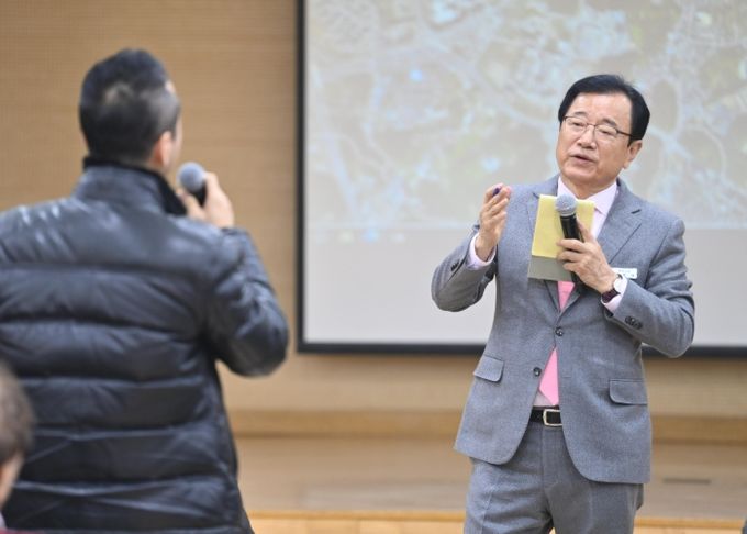 이현재 하남시장이 15일 덕풍3동 행정복지센터에서 열린 덕풍3동 주민과의 대화에서 주민의 질의에 답변하고 있다.