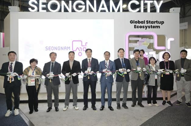 성남시 관계자들이 7일 미국 라스베이거스에서 열린 CES 2025에서 성남관 개막식을 열고 테이트커팅식을 진행하고 있다