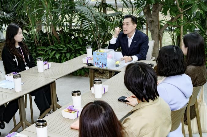 이재준 수원시장이 지난해 4월 민원을 응대하는 공직자들을 만나 대화하고 있다.