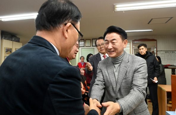 김동근 시장이 1월 16일 드림밸리아파트 경로당에 방문해 어르신들과 소통하고 있다.