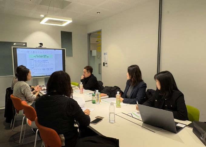 수원시 ITS 아태총회 조직위원회 사무국, 아주대학교 혁신융합원 미래자동차사업단 관계자가 회의를 하고 있다.