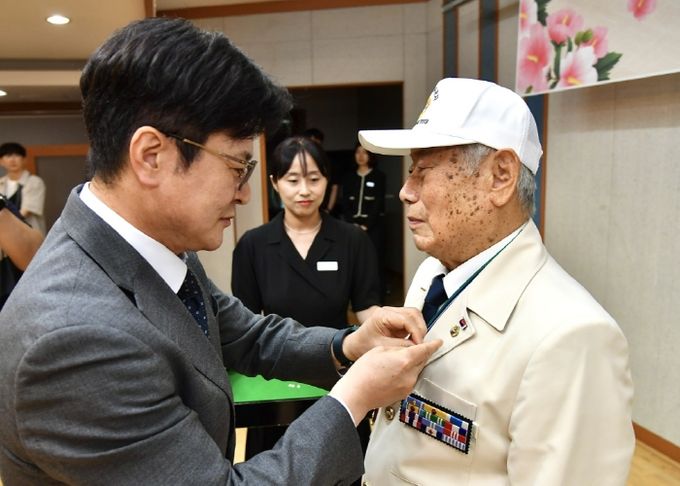 김병수 시장이 6.25 맞아 유공자에 보훈 참의미를 담은 태극기 배지를 전달하고 있다