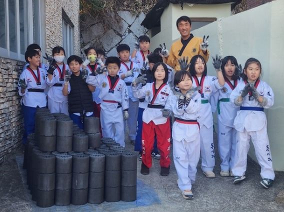 동아대 태권스쿨 수련생, 함안군 칠서면에 연탄 나눔‘훈훈’