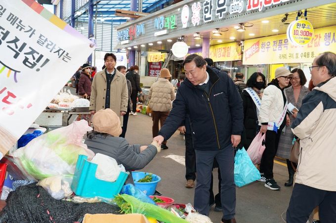 동구는 17일 설을 맞이하여 남목마성시장과 전하시장에서 김종훈 동구청과 직원들이 전통시장 장보기 행사에 참여하고 있다.