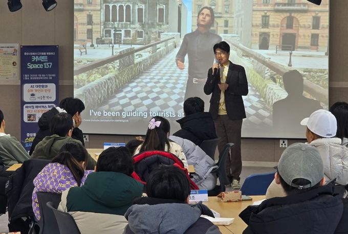 용인특례시는 지난 8일부터 17일까지 네 차례에 걸쳐 초등학교 5~6학년부터 중·고등학생 100명을 대상으로 ‘디지털 체험 프로그램’을 운영했다.