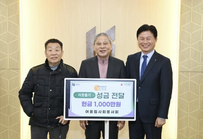 전달식 사진(왼쪽부터 한원식 공동대표, 이강수 공동대표, 조용익 부천시장)