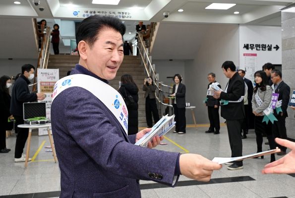 김동근 시장이 1월 20일 ‘전 직원과 함께하는 설맞이 청렴실천 캠페인’을 진행하고 있다.