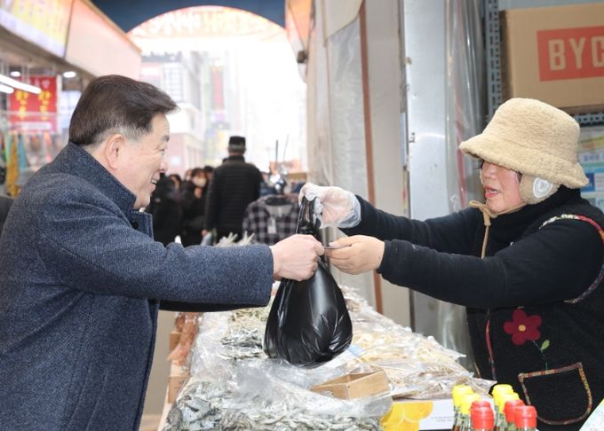 박승원 광명시장이 20일 설 명절 대비 민생경제를 살피기 위해 광명전통시장을 방문해 성수품을 구매하고 있다.