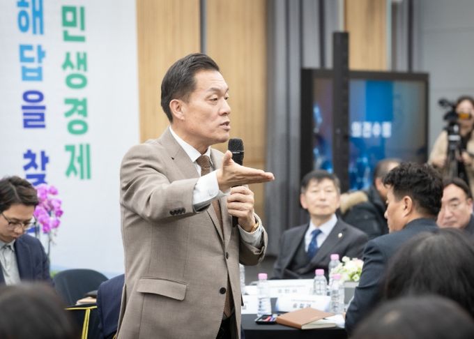 이재준 수원시장이 토론회 참석자들과 이야기를 나누고 있다.