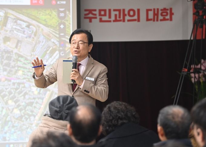 이현재 하남시장이 20일 신장2동 행정복지센터에서 열린 신장2동 주민과의 대화에서 주민의 질의에 답변하고 있다.