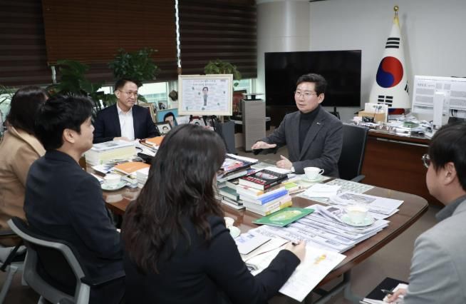 이상일 용인특례시장이 여운홍 K-GTSEC센터장과 만나 반도체산업 인재 양성 방안에 대해 논의하고 있다