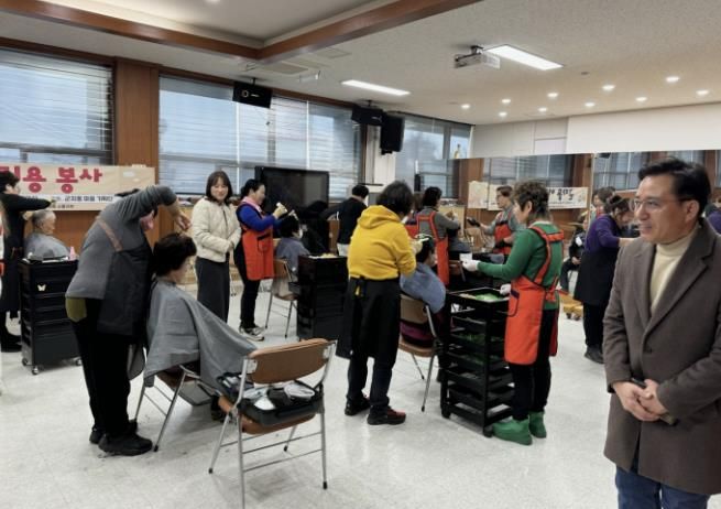 시흥시 군자동 마을기획단, 설맞이 이미용 봉사와 떡국 나눔으로 온정 전해