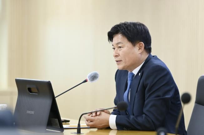 조용익 부천시장이 업무보고회를 ‘종이 없는 회의’로 진행하고 있다.