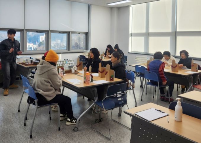 함안군립 칠원도서관 1월 원데이클래스‘나만의 향수 만들기’성료