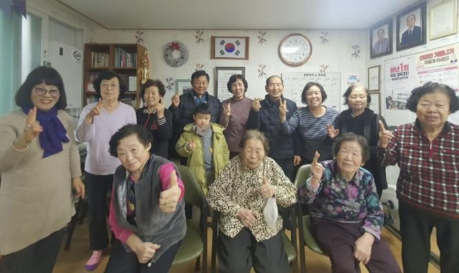 수원시 팔달구 인계동 장다리 경로당, 초등학교 입학생에게 장학금 전달