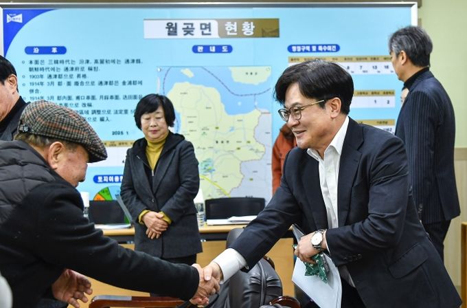 김병수 시장이 20일 월곶면 신년인사회에서 시민들과 인사를 나누고 있다