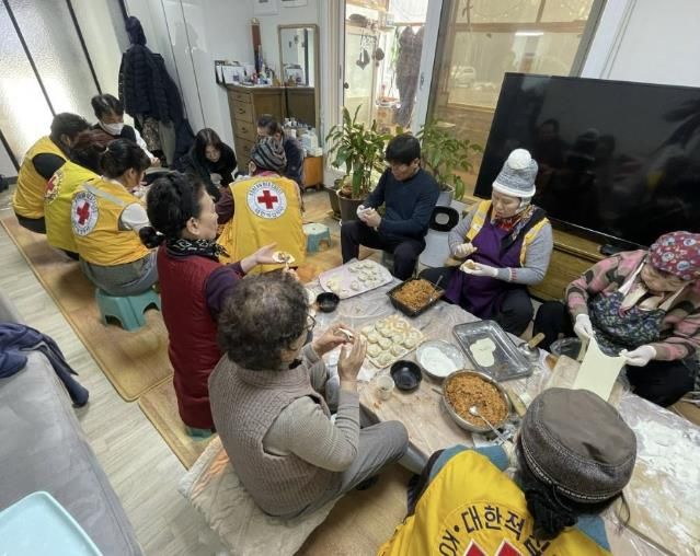 대한적십자 곤지암 봉사회, 홀몸 어르신을 위한 설맞이 만두 빚기 진행