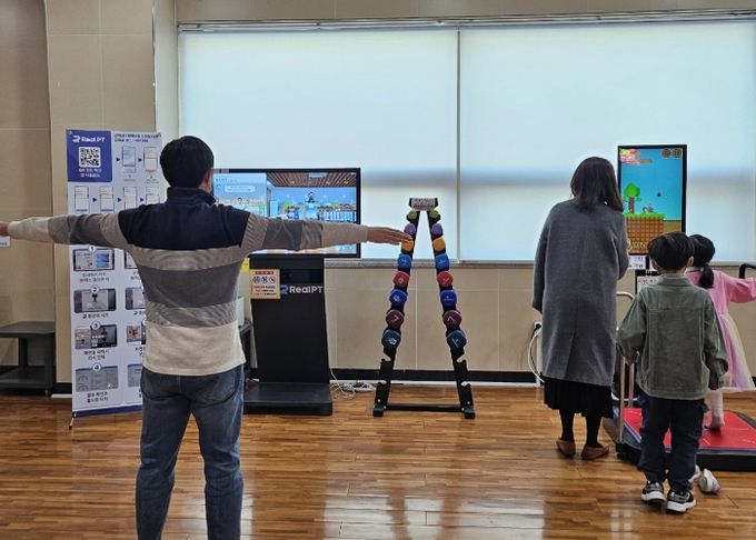 이용객들이 광명시 스마트 건강체험관에서 건강 데이터를 측정 받고 있다.