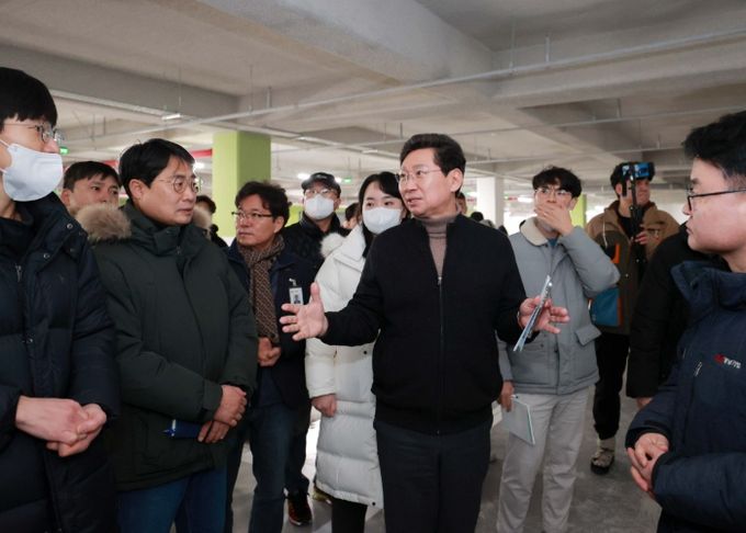 이상일 용인특례시장이 18일 양지면 경남아너스빌 아파트 공사 현장을 방문했다.