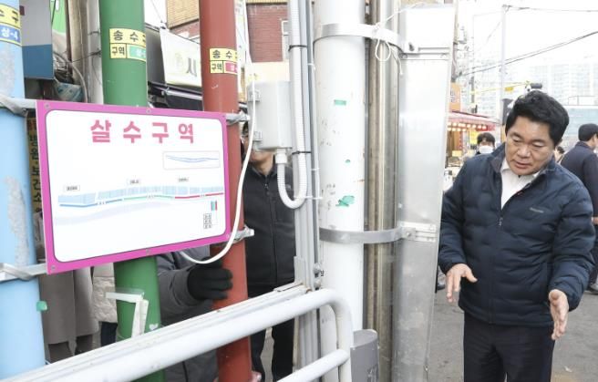 올해 삼성동시장에서 시설물을 점검하는 박준희 관악구청장