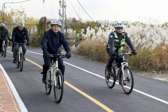 한강에서 시민들과 자전거를 타는 이동환 고양특례시장(전면 왼쪽)