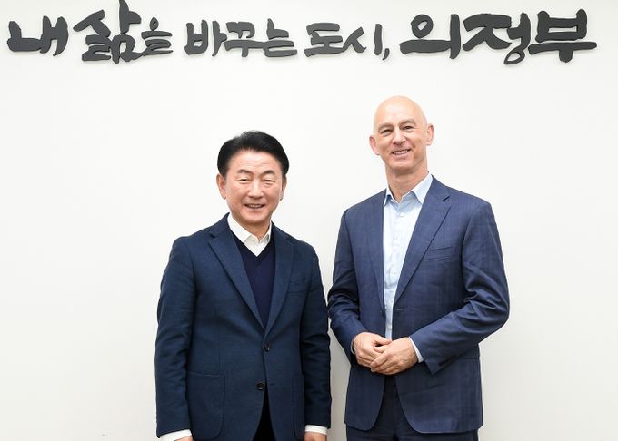 김동근 시장이 1월 21일 미네르바 대학과 협력 방안을 논의한 뒤 마이크 매기 총장과 함께 기념사진을 찍고 있다.