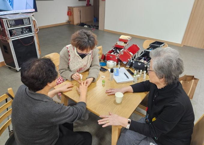 매탄3동 발사랑 이웃사랑 봉사단, 위브 경로당 방문