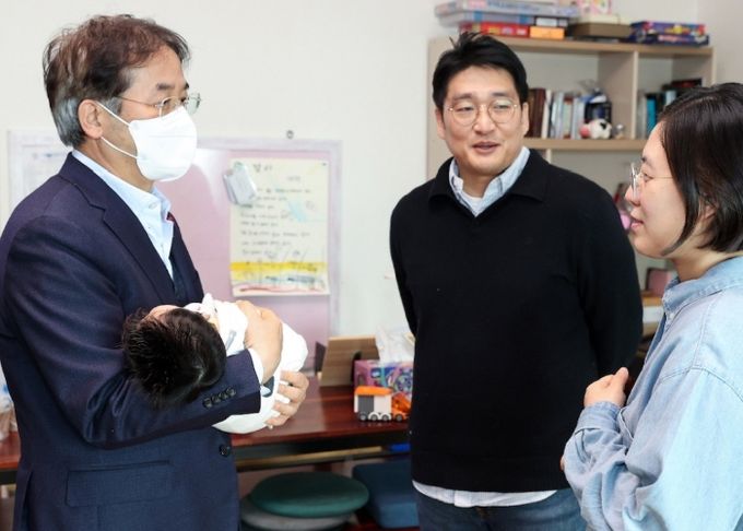 이동환 고양특례시장이 일곱째 자녀 출산 가정에 방문해 축하 인사를 나누고 있다.