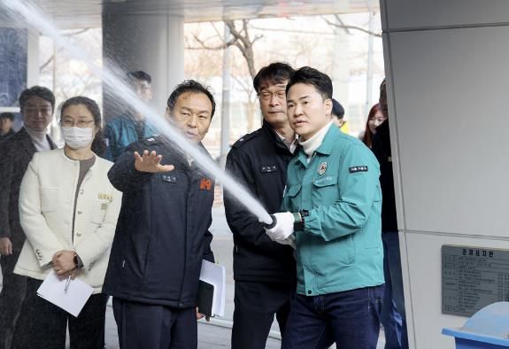 오언석 도봉구청장이 소방시설 작동 여부 등을 확인하고 있다