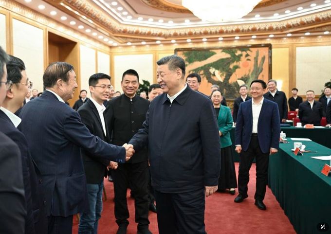 시 총서기가 17일 민영기업 좌담회에 참석한 기업 책임자들과 친밀하게 교류하고 있다. (사진/신화통신)