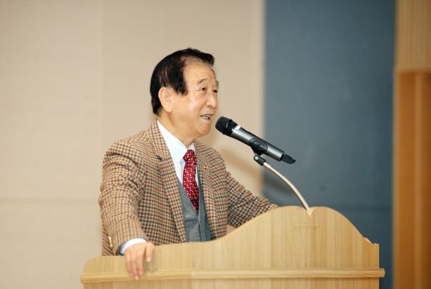 대한노인회 밀양시지회 신준철 지회장이 28일 시청 대강당에서 열린 2025년 대한노인회밀양시지회 정기총회에서 인사말을 하고 있다.