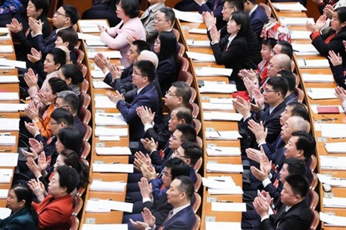 제14기 전인대 제3차 회의 개막회에 참석한 전인대 대표들이 박수를 치고 있다. (사진/신화통신)