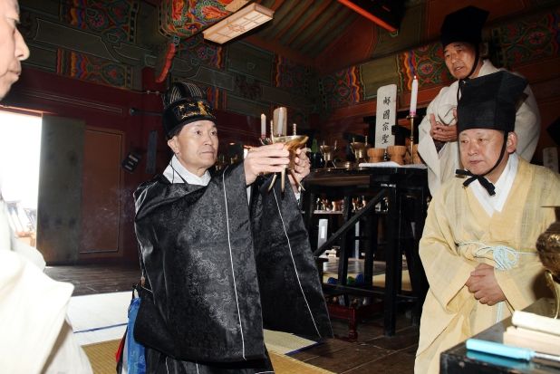 - 안병구 밀양시장이 9일 향교 대성전에서 열린 춘계 석전대제 초헌관으로 참여해 예를 올리고 있다.