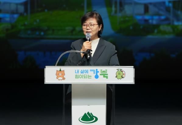 이순희 강북구청장이 강북구 신청사 주민설명회에서 인사말을 전하고 있다.