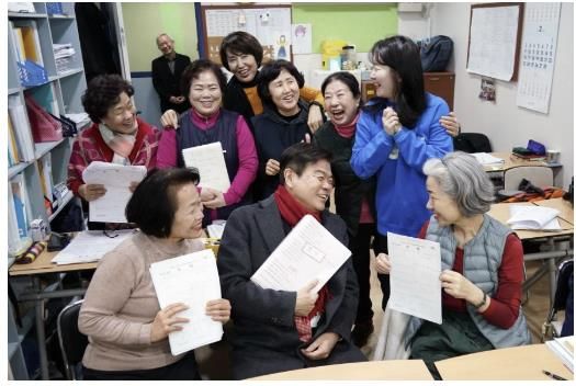 상록야학 학생들과 담소 나누며 활짝 웃고 있는 이필형 동대문구청장(사진 가운데)와 이원경 주무관(오른쪽 두 번째)