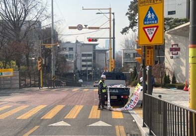 어린이 보호구역 내 불법광고물 정비 사진 (1)