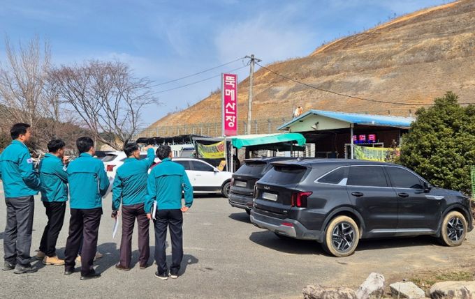 봄철 해빙기를 맞아 최영호 부군수가 공사현장 안전 점검을 실시하고 있다