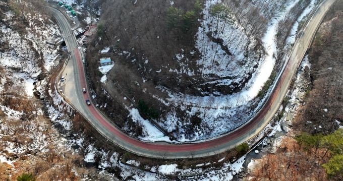 광덕고개를 지나는 지방도 372호선. 수많은 급경사와 회전구간으로 인해 터널 개설이 절실한 곳이다