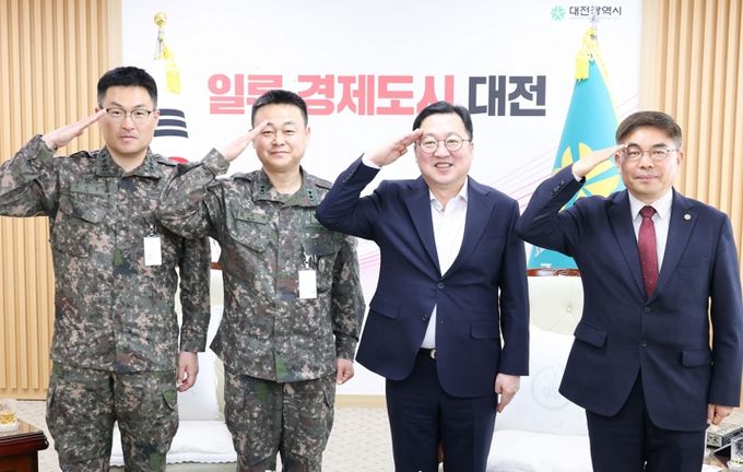 왼쪽부터 이장우 제505보병여단장, 김지면 제32보병사단장, 이장우 대전시장, 신희현 안보자문위원