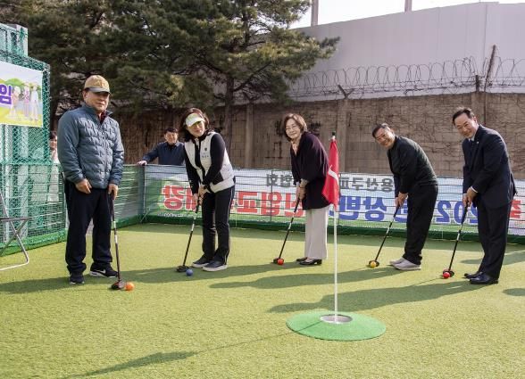 박희영 용산구청장이 청파동 파크골프교실 발대식에 참가했다.