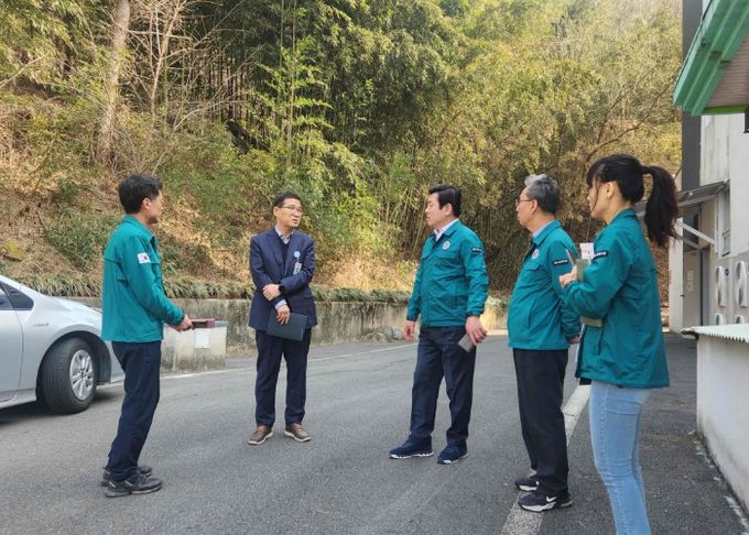 지난 24일 곽근석 밀양 부시장이 단장면 숲속요양병원을 방문해 산불 예방 홍보를 하고 있다.