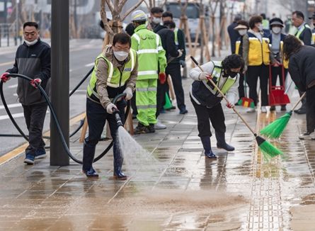 봄맞이 대청소 중인 김경호 광진구청장과 주민·직원들