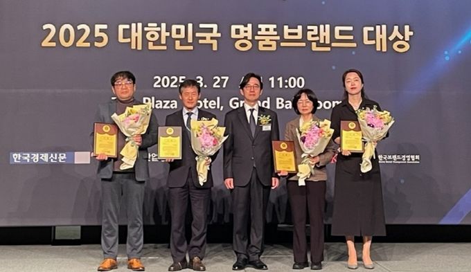 청주시 ‘청원생명쌀’, 대한민국 명품브랜드 2년 연속 대상. 사진(오른쪽 두번째 유현숙 농식품유통과 과장)