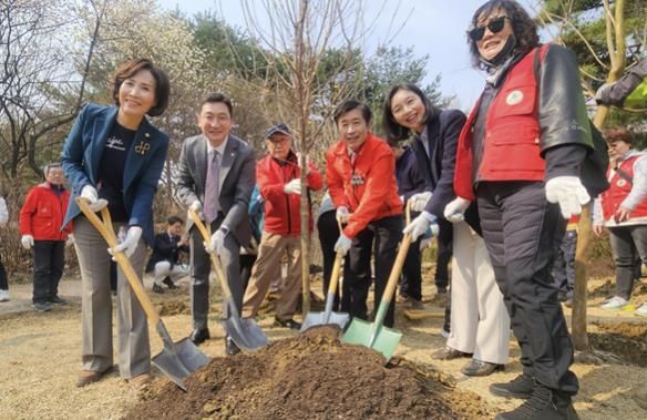 전성수 서초구청장(오른쪽에서 3번째)이 몽마르뜨 공원에서 나무를 심으며 기념사진을 찍고 있다.
