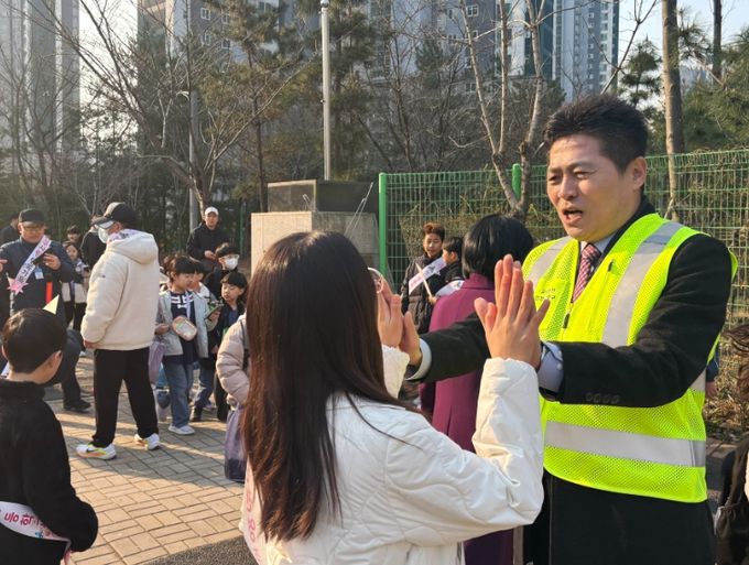 영종초 학생들과 함께 등굣길 교통안전 캠페인