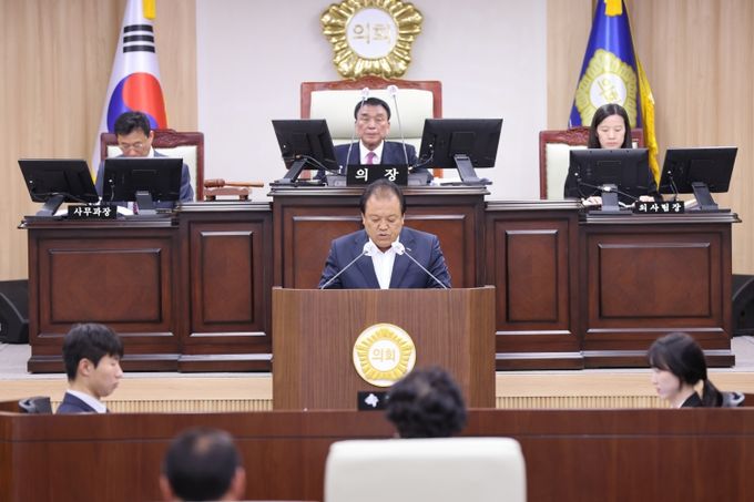 의령군의회 윤병열 의원 자유발언하는 모습