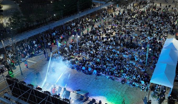 지난 3월 15일, 감일문화공원을 수놓은 ‘Stage 하남! 버스킹’ 특별공연이 관객들의 뜨거운 환호 속에 펼쳐지고 있다.